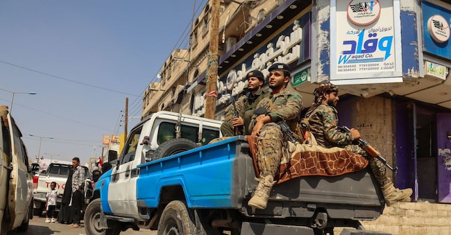Agenti di polizia yemeniti pattugliano le strade della città del governatorato di Marib, regione del Paese ricca di petrolio  REUTERS/Ali Owidha
