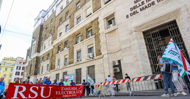 LAVORATORI ELECTROLUX FUORI DAL MIMIT, BANDIERE, OPERAI, STRISCIONE RSU ZANUSSI IMAGOECONOMICA