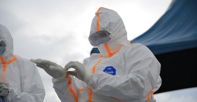 Medici dell’unità anti Ebola durante una manifestazione pubblica in Congo per sensibilizzare la popolazione sulla malattia APN