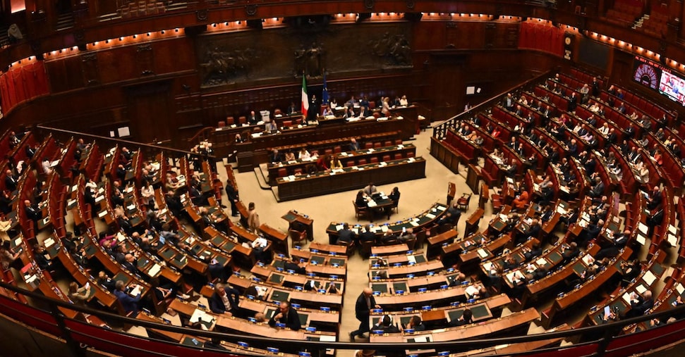 Legge elettorale: il governo pone la fiducia sugli articoli 1, 2 e 3. Giovedì la maggioranza alla prova del voto Legge elettorale: il governo pone la fiducia sugli articoli 1, 2 e 3. Giovedì la maggioranza alla prova del voto