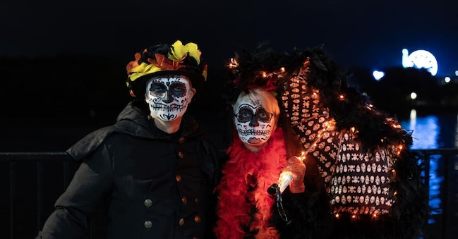 Maschere di Halloween alla grande parata di Derry, che quest’anno celebra il suo 40° anniversario.