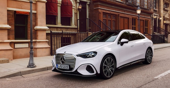 La nuova Mercedes Classe C elettrica vanta oltre 750 km di autonomia e si riconosce per la maxi calandra anteriore illuminata.