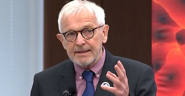 Il fisico delle particelle belga-americano Francis Halzen dell’Università del Wisconsin-Madison, vincitore del Premio Nobel per la Fisica 2026, parla del suo lavoro nel progetto IceCube per il rilevamento dei neutrini in Antartide ad Alexandria, in Virginia (Stati Uniti), il 12 luglio 2018, in un fotogramma tratto da un video.    (REUTERS/via Reuters TV)