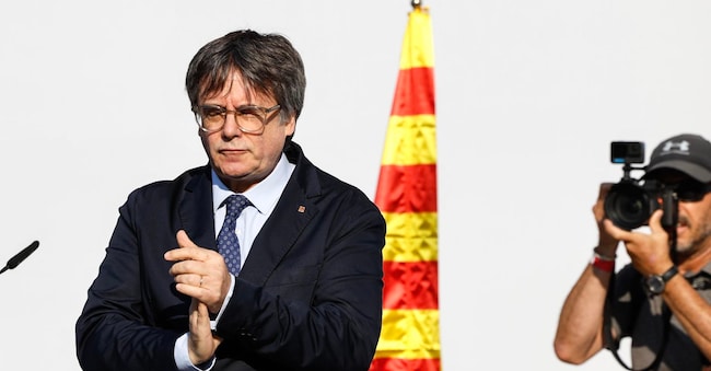 L'ex presidente catalano Carles Puigdemont (a sinistra) reagisce mentre si rivolge ai suoi sostenitori a Barcellona, in Spagna, l'8 agosto 2024. ANSA/ALBERTO ESTEVEZ EPA