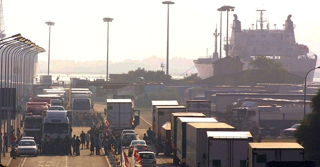 Olbia - Autotrasportatori fermi all’imbarco. (ANSA/Antonello Zappadu)