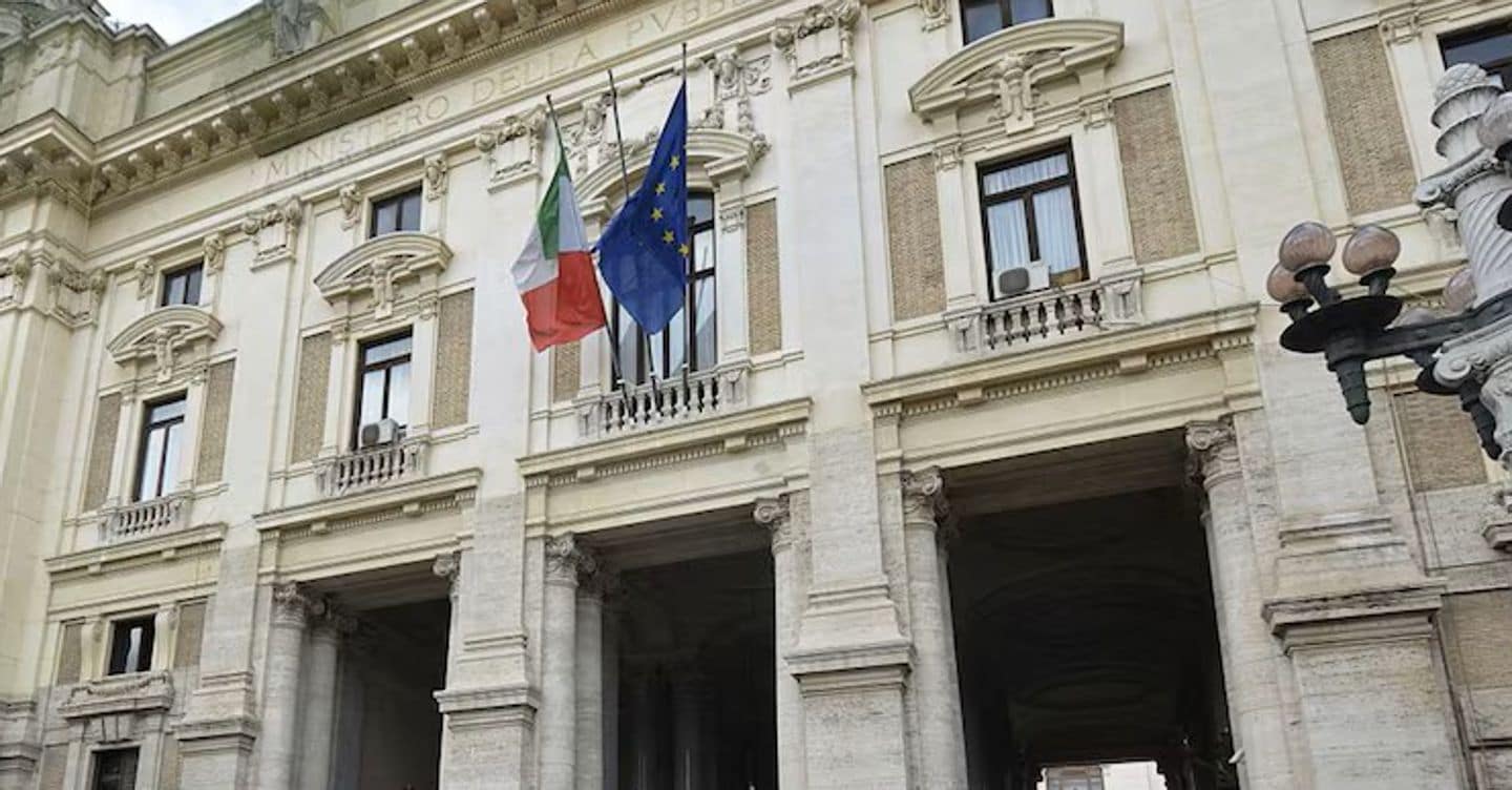 https://i2.res.24o.it/images2010/S24/Documenti/2026/10/07/Immagini/Ritagli/min-istru-roma-U84531543750awD-1440x752@IlSole24Ore-Web.jpeg