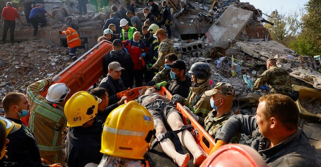 Soccorritori al lavoro per trarre in salvo i residenti sepolti sotto le macerie di un condominio a Pryluky, nella regione di Chernihiv, dopo l’attacco russo di questa notte (REUTERS)