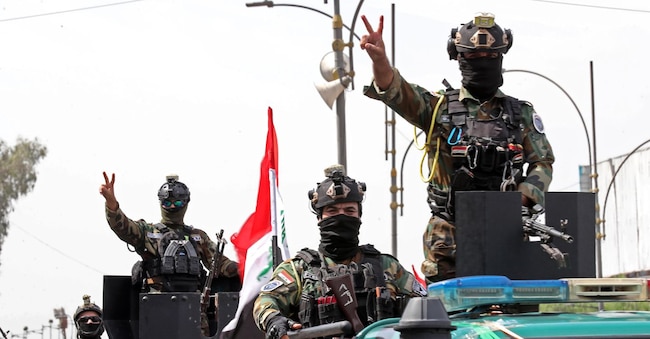 Militari iracheni su convoglio con bandiere nazionali celebrano il ritiro completo delle truppe statunitensi dal Paese EPA/CEERWAN AZIZ