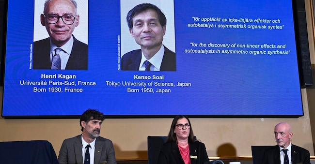 I membri del Comitato Nobel per la Chimica annunciano i vincitori del Premio Nobel per la Chimica 2026, Kenso Soai e Henri B. Kagan (EPA)