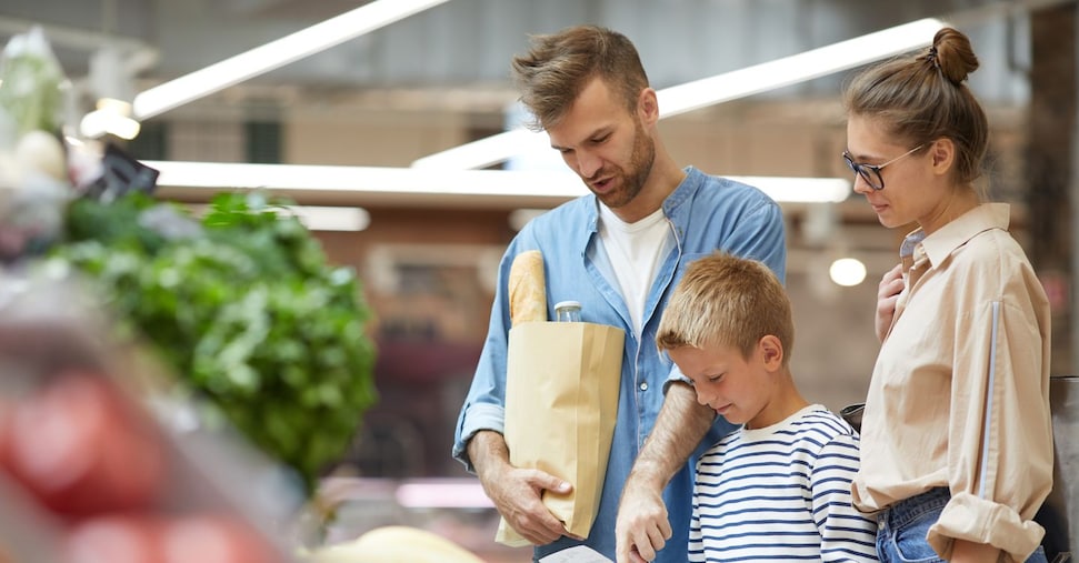 Come cambia la spesa mensile delle famiglie italiane: quasi un terzo sceglie di tagliare il cibo Come cambia la spesa mensile delle famiglie italiane: quasi un terzo sceglie di tagliare il cibo