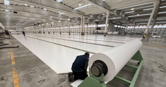 Un momento della lavorazione nello stabilimento di Piacenza di Energy Dome