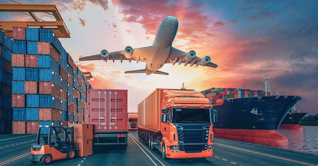 Trasporti e logistica di navi portacontainer e aerei cargo. (Adobe Stock)
