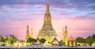 Il tempio buddhista Wat Arun Ratchawararam Ratchawaramahawihan, simbolo della città affacciato sul fiume Chao Phraya