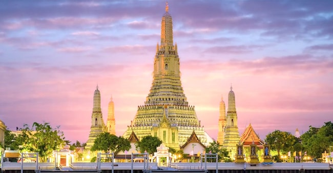 Il tempio buddhista Wat Arun Ratchawararam Ratchawaramahawihan, simbolo della città affacciato sul fiume Chao Phraya