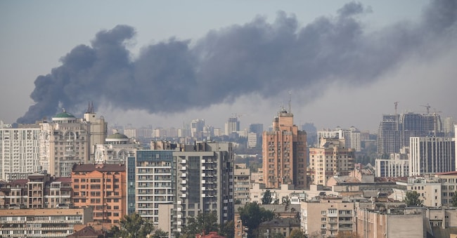 Il fumo si alza sulla città durante un attacco sferrato da un drone russo a reazione, nel contesto dell'offensiva russa contro l'Ucraina, a Kiev, Ucraina, l'8 ottobre 2026. REUTERS/Anna Voitenko REUTERS