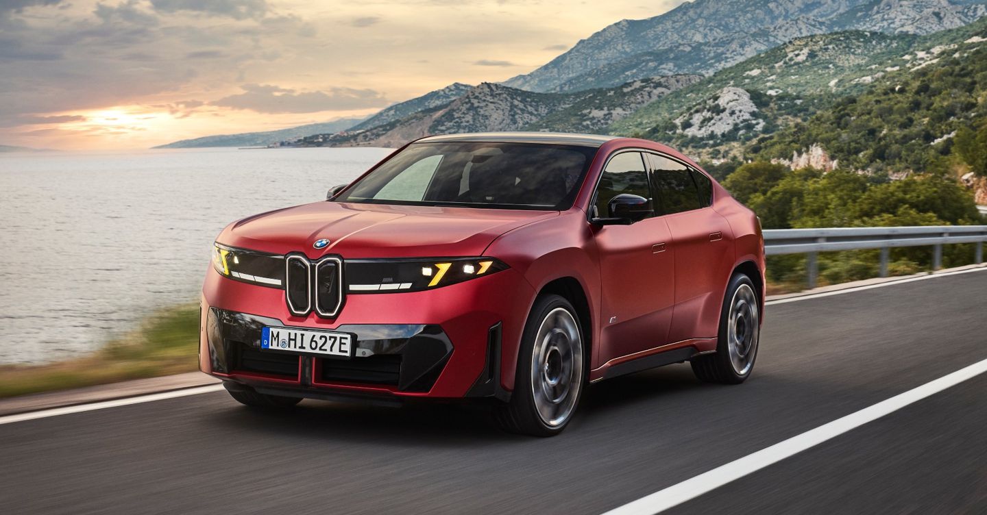 Bmw iX4, debutta la versione coupè della iX3