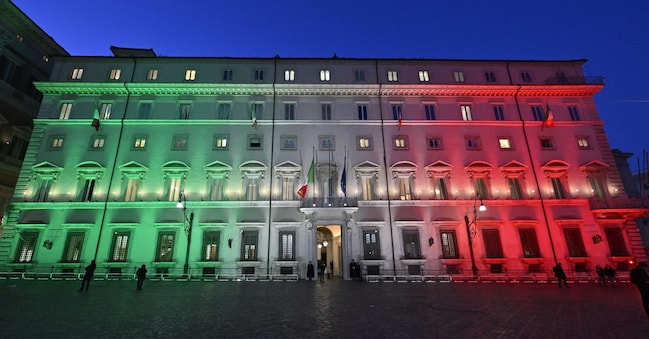 Palazzo Chigi illuminato con i colori della bandiera italiana, nella Giornata dell’Unità Nazionale, della Costituzione, dell’Inno e della Bandiera. (Imagoeconomica)