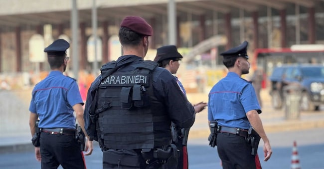 Controlli da parte dei Carabinieri (Imagoeconomica)