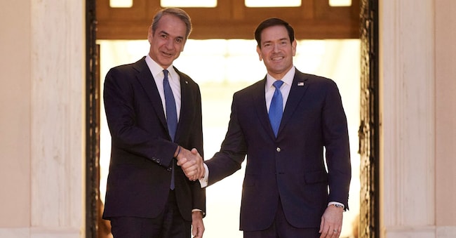 Il primo ministro greco Kyriakos Mitsotakis, a sinistra, insieme al segretario di Stato statunitense Marco Rubio Dimitris Papamitsos/Ufficio del primo ministro greco via AP