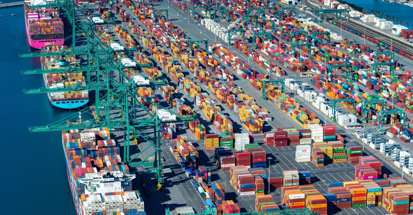 Crisi Hormuz, traffico merci in calo sui porti di Genova e Ravenna