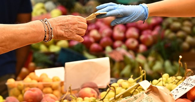 Cittadini fanno la spesa, con un occhio ai prezzi. ANSA/LUCA ZENNARO (spesa, prezzi, ricancari, frutta, verdura) ANSA