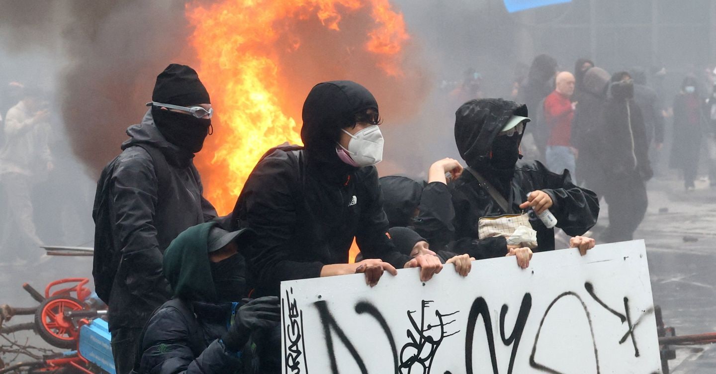 Bruxelles, 50mila in piazza contro l’austerità. Barricate in fiamme alla stazione