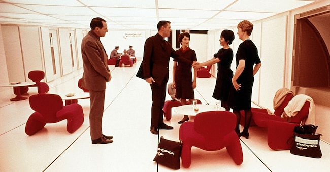 Da una scena del film “2001: Odissea nello spazio” di Stanley Kubrick, dove la stazione spaziale è arredata con sedie di design a firma Olivier Mourgue (ZUMApress.com/LaPresse)