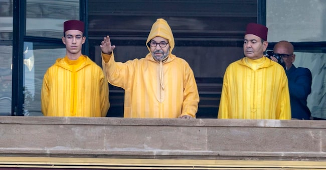 Il re Mohammed VI del Marocco (al centro), accompagnato dal figlio, il principe ereditario Moulay El Hassan (a sinistra), e dal fratello, il principe Moulay Rachid (a destra),  sul balcone del Palazzo del Parlamento a Rabat, durante l’apertura della prima sessione della XII legislatura  (EPA/Jalal Morchidi)