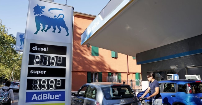 Benzinai Eni con prezzo benzina e diesel calmierato-Bologna  -  Italia  (Photo Alessandro Ruggeri / LaPresse)  Eni service stations with capped petrol and diesel prices –  LAPRESSE