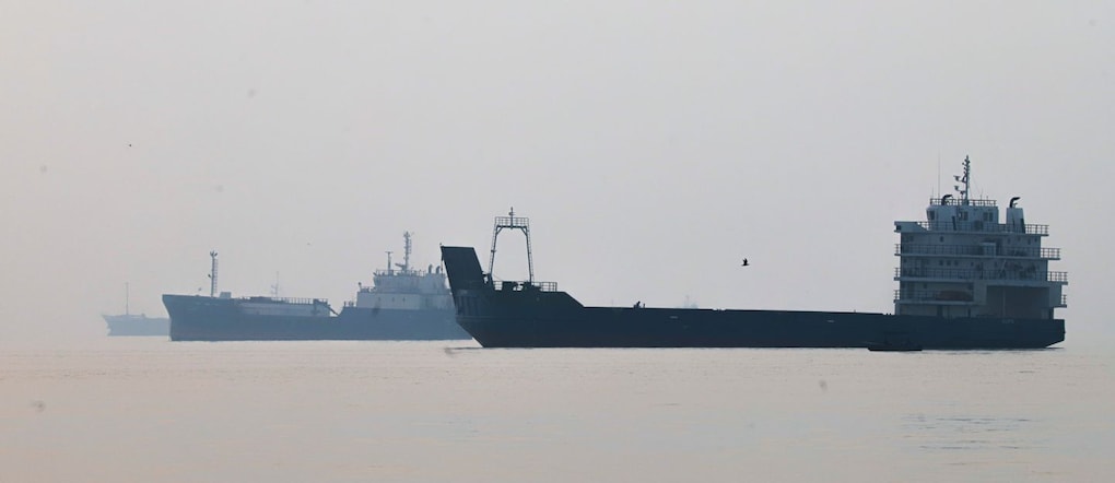 Navi commerciali attraversano lo Stretto di Hormuz APN