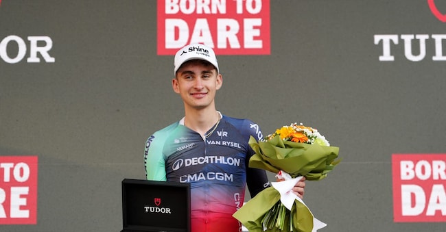 Il francese Paul Seixas del Decathlon CMA CGM Team, vincitore della gara e dei Tudor Awards, festeggia sul podio durante la 120ª edizione de “Il Lombardia”, gara ciclistica di un giorno di 239 km da Bergamo a Como, il 10 ottobre 2026, in Italia. (Foto di Gian Mattia D'Alberto/LaPresse) LAPRESSE