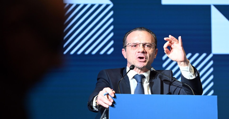 Cateno De Luca e la sfida elettorale del 2027: il ruolo chiave in Sicilia e l’alleanza con Fratelli d’Italia