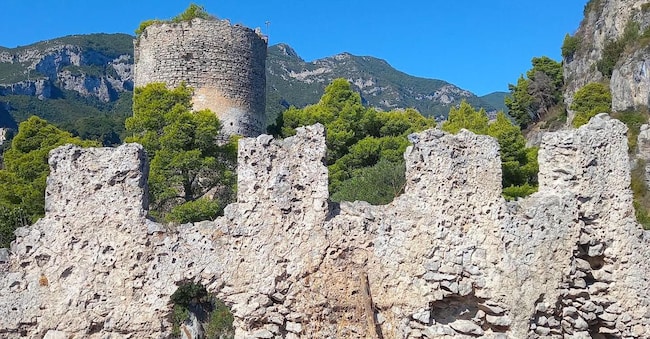 La torre dello Ziro lungo il trekking ascensionale e architettonico da Scala ad Atrani
