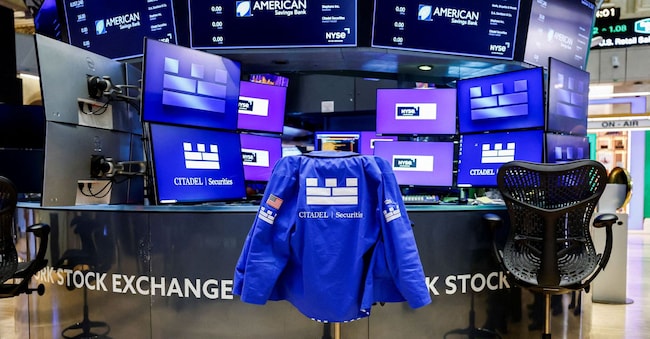 FOTO D'ARCHIVIO: Una giacca appesa a una sedia sul pavimento della Borsa di New York, a New York City, Stati Uniti, il 16 settembre 2026. REUTERS/Jeenah Moon/Foto d'archivio REUTERS