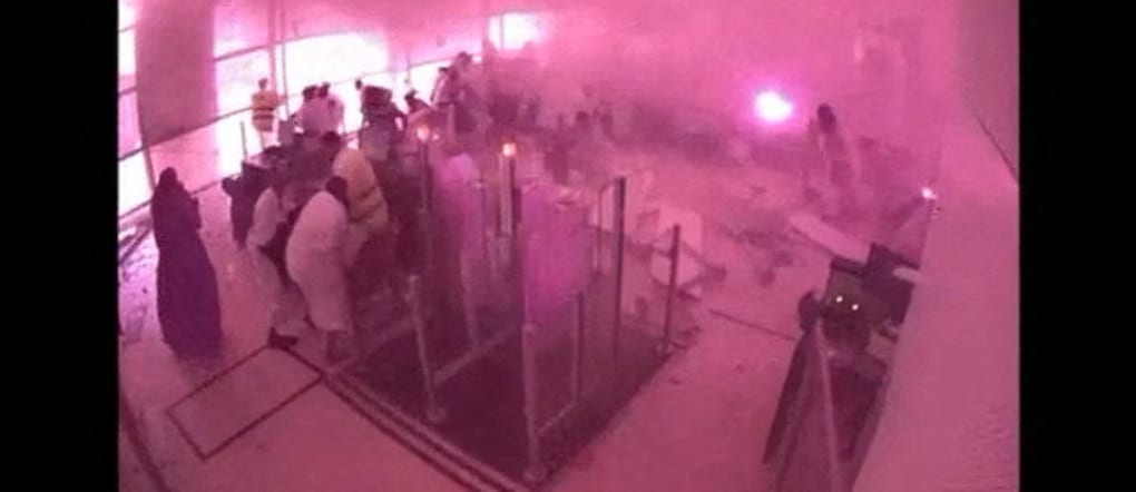 Le immagini delle telecamere di sorveglianza mostrano fumo e fiamme mentre le persone reagiscono al momento dell’attacco all’Aeroporto Internazionale Re Khalid di Riad, in Arabia Saudita (REUTERS)