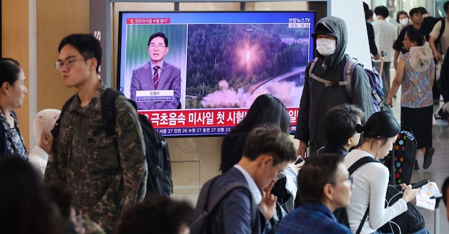 In una stazione ferroviaria di Seul, in Corea del Sud, il 12 ottobre 2026, alcune persone sono sedute davanti a un televisore che trasmette un servizio giornalistico sulla Corea del Nord, la quale ha lanciato diversi missili balistici verso il mare al largo della sua costa orientale.   REUTERS/Kim Hong-Ji REUTERS