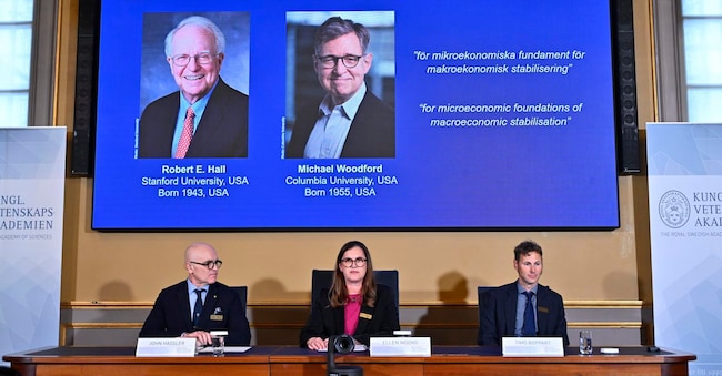 I membri del del Comitato per il Nobel annunciano il premio per gli economisti americani Robert E. Hall e Michael Woodford EPA