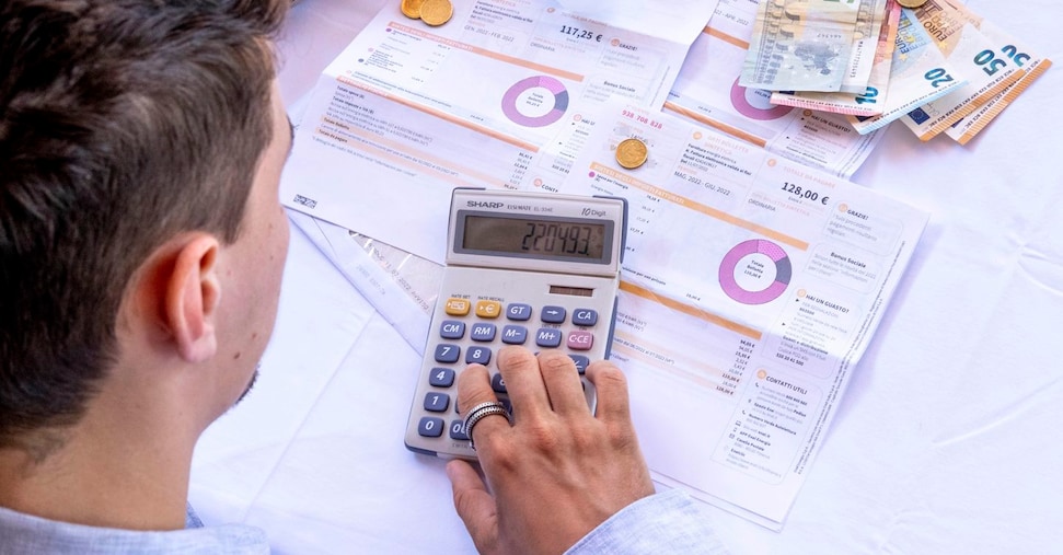 Energia, tutele graduali: il ministero valuta proroga fino al 31 dicembre 2027. Ecco cosa può succedere Energia, tutele graduali: il ministero valuta proroga fino al 31 dicembre 2027. Ecco cosa può succedere