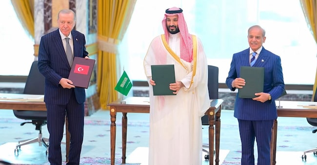 Da sinisistra, il presidente turco Recep Tayyip Erdogan. il principe ereditario e primo ministro dell’Arabia Saudita Mohammed bin Salman, e il primo ministro pakistano Shehbaz Sharif alla firma degli Accordi della Mecca (Imagoeconomica)