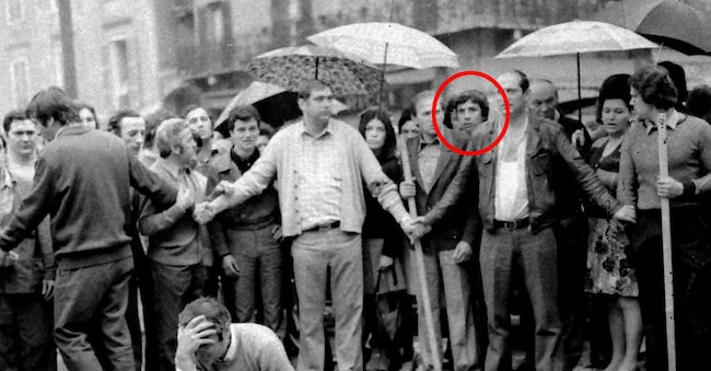 Un'immagine dei momenti successivi alla strage di piazza della Loggia, Brescia, 28 maggio 1974. Tra le persone dietro il cordone di sicurezza si riconosce Marco Toffaloni (ANSA)