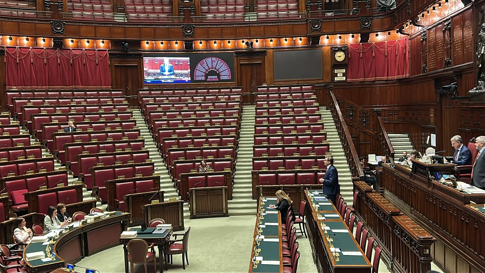 Dpfp, esame al via in un’Aula semivuota: presenti solo 4 deputati di maggioranza. Giorgetti: scostamento consapevole