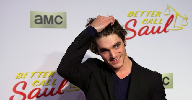  L'attore RJ Mitte posa alla prima della serie televisiva "Better Call Saul" al Regal Cinemas L.A. LIVE di Los Angeles, California, il 29 gennaio 2015.   REUTERS/Mario Anzuoni/Foto d'archivio REUTERS