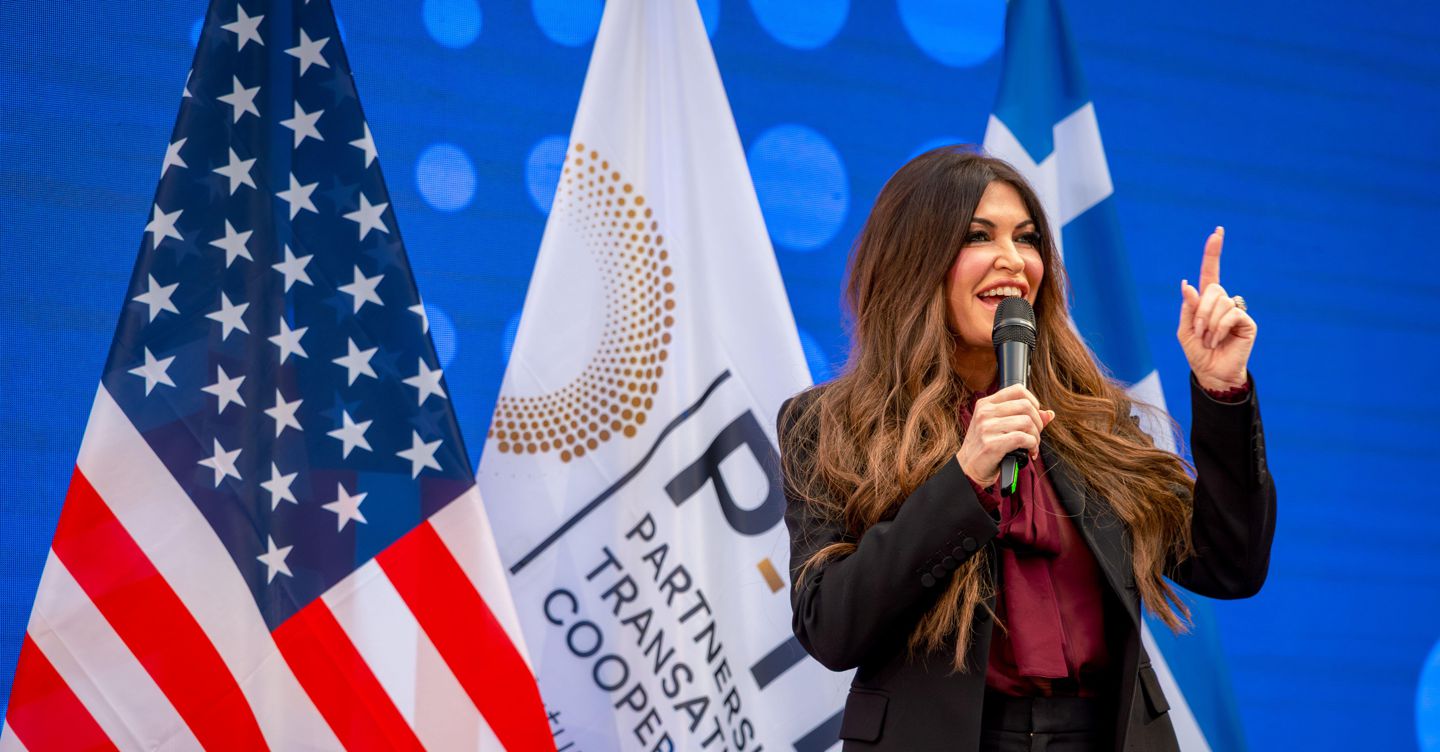 La Casa Bianca chiede le dimissioni dell’ambasciatrice americana in Grecia Kimberly Guilfoyle