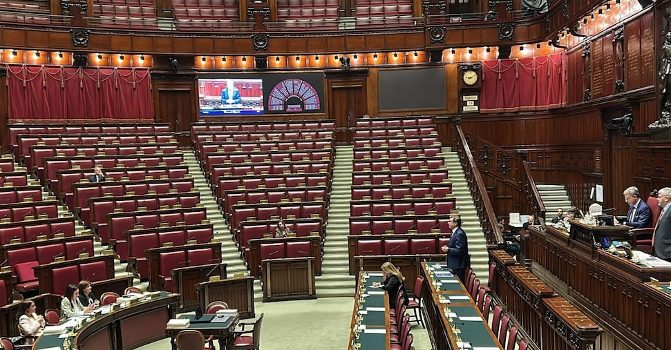 Conti pubblici, esame al via in un’Aula semivuota: solo  4 deputati di maggioranza. Giorgetti: «Ma io c’ero»