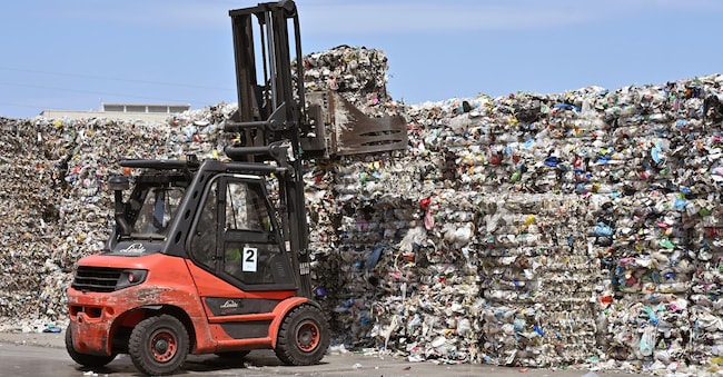 ZONA  INDUSTRIALE  SEDE    SELECTIKA  IMBALLAGGI   PROVENIENTI  DALLA  RACCOLTA  DIFFERENZIATA    URBANA   DI  PLASTICA   RIFIUTI   PLASTICA   RICICLAGGIO      IMBALLAGGIO  IMBALLAGGI   PLASTICA     SOLLEVATORE   RIFIUTI IMAGOECONOMICA