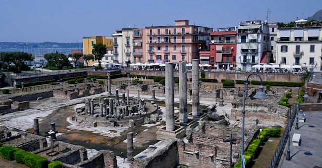 Il tempio di Serapide a Pozzuoli in alcuni anni , a causa del bradisismo, sceso sotto il livello del mare e ora completamente riemerso (Ansa)