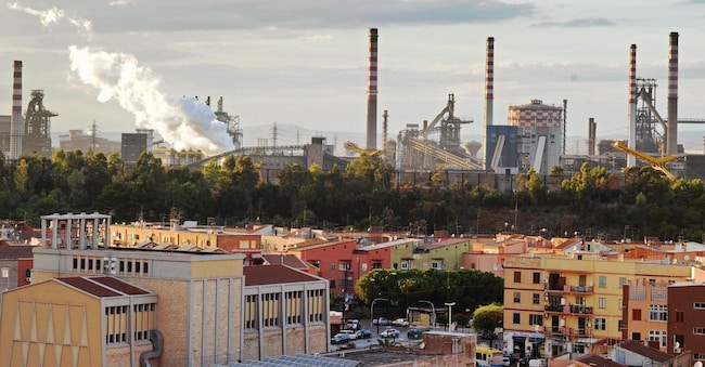 Lo stabilimento ILVA di Taranto. (Ansa)