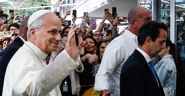 Il Papa Leone XIV arriva all’Ospedale Agostino Gemelli di Roma, dove è previsto il suo ricovero per un intervento chirurgico, a Roma, Italia, il 13 ottobre 2026. ANSA/ANGELO CARCONI ANSA