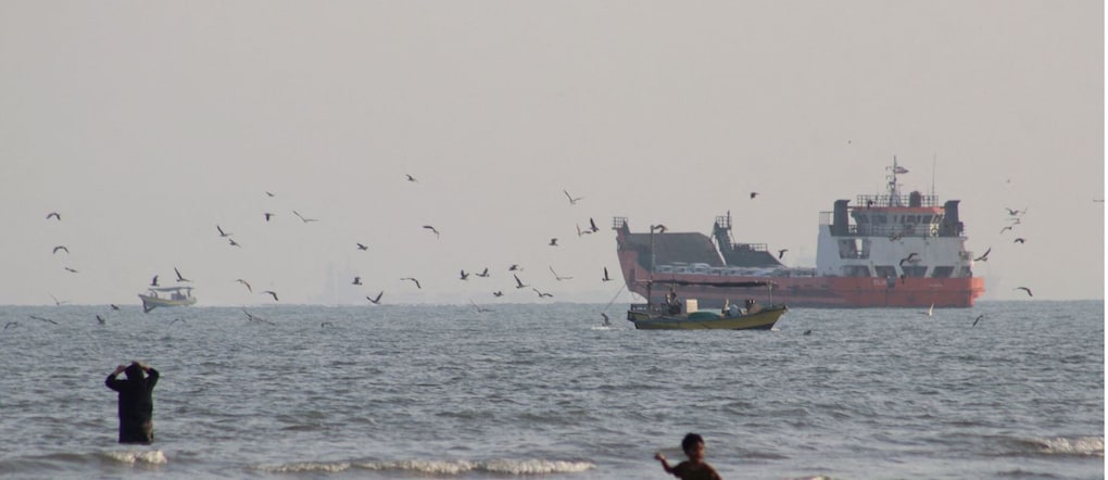 Un’imbarcazione nello Stretto di Hormuz  via REUTERS