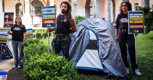 Protesta degli studenti a Napoli che, contro il caro affitti, hanno di nuovo installato delle tende nel cortile di Porta di Massa, una delle sedi dell'Università Federico II, Napoli, 1 Ottobre 2026. Presentata anche una versione del Monopoli, intitolata MoNapoly, sul tema del caro affitti agli studenti partenopei. ANSA/CESARE ABBATE ANSA